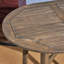 Table de bar d'extérieur en bois avec attrait rustique - plateau à lattes et structure de lattes de patio grises pour un salon contemporain