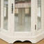 Vitrine blanche pour les coins, avec portes en verre, étagères intégrées et réglables