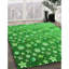 Tapis vert à motif floral-850114821