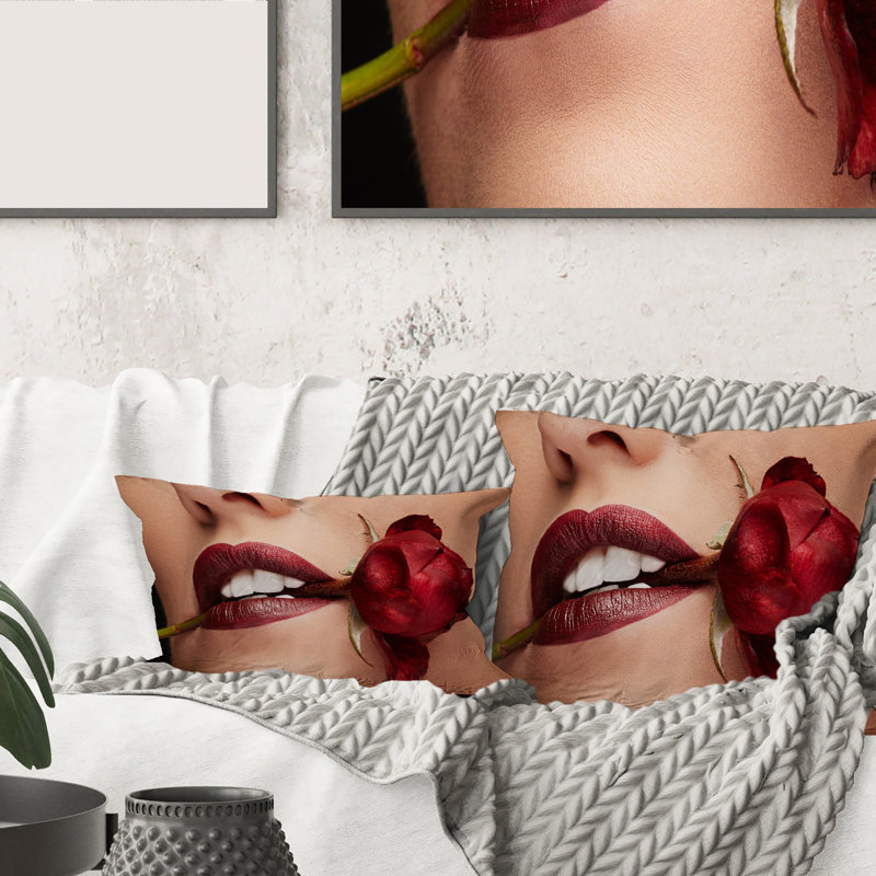 Femme avec rouge à lèvres tenant une rose dans la bouche, housse de coussin rectangulaire et insert