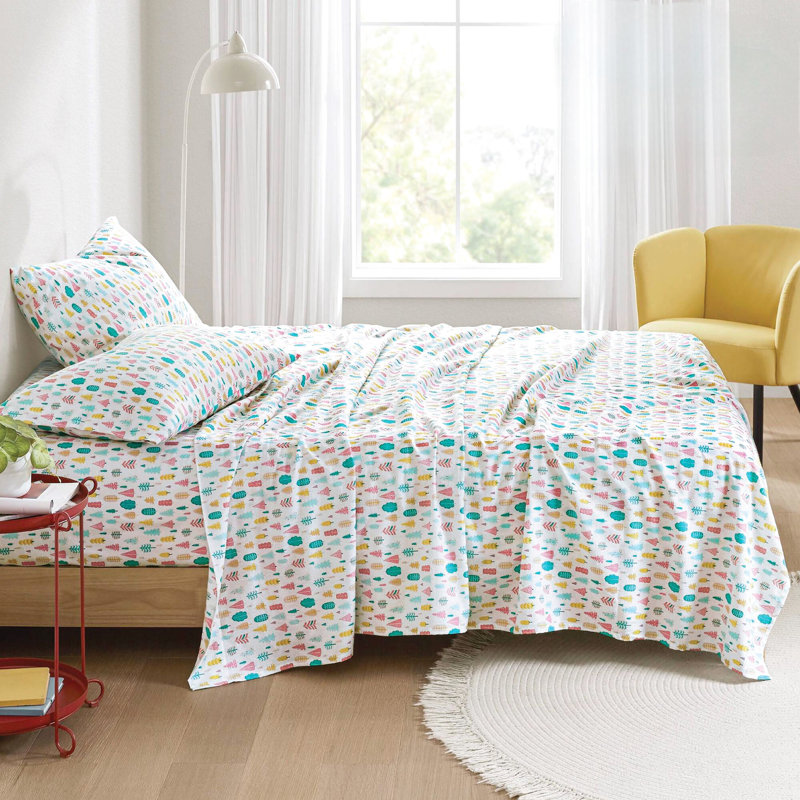 Ensemble de 4 draps-housses en flanelle de coton Queen, motif sapins de Noël blancs, entièrement élastique, lavable à la machine, comprenant tous les draps.