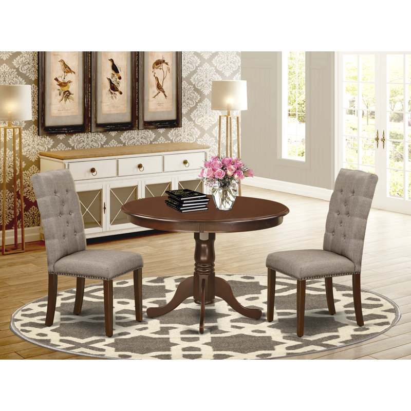 L'ensemble de table de salle à manger 3 pièces comprend une table de salle à manger ronde avec piédestal et 2 chaises de cuisine revêtues de tissu de lin kaki foncé, acajou