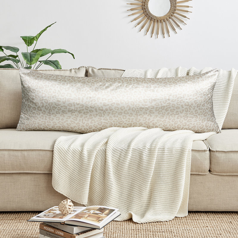 Taie d'oreiller pour le corps Cheetah Ivory and Gold par Sweet Jojo Designs