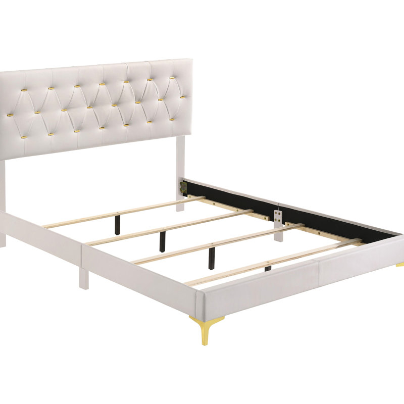 Très grand lit avec finition blanche, tête de lit rectangulaire et décor doré pour les décorations de chambre à coucher rembourrées, lignes épurées