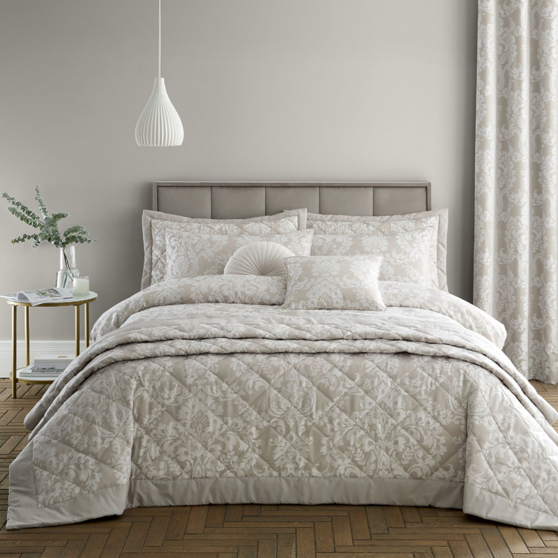 Classic Damask Quilted 220x230cm Bedspread Natural