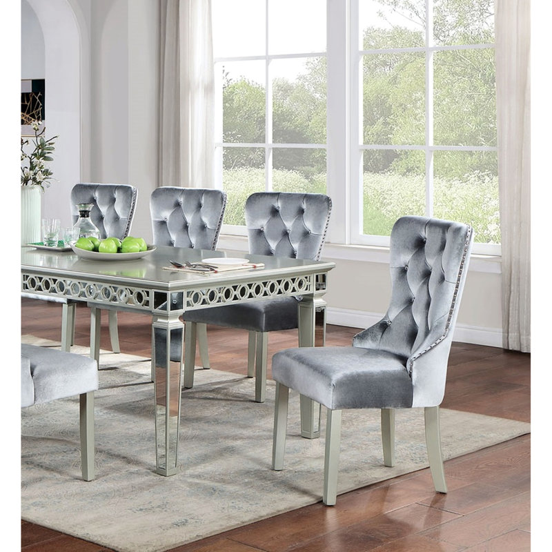 Chaises d'appoint contemporaines à oreilles en flanelle rembourrée avec boutons en cristal et garniture cloutée