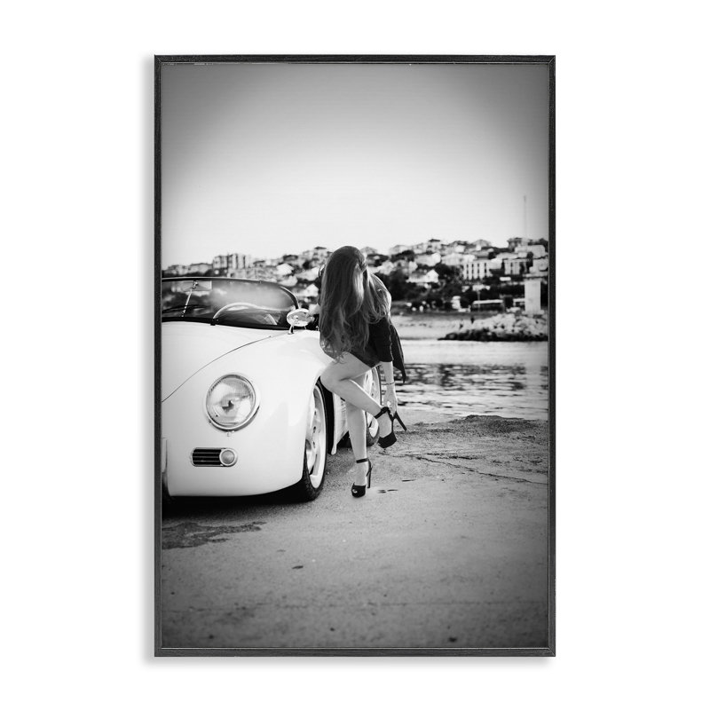 Femme chic chic par Car Giclee Art, design par CAD Designs, H 18 po x l 12 po, Giclée encadrée noir minuit
