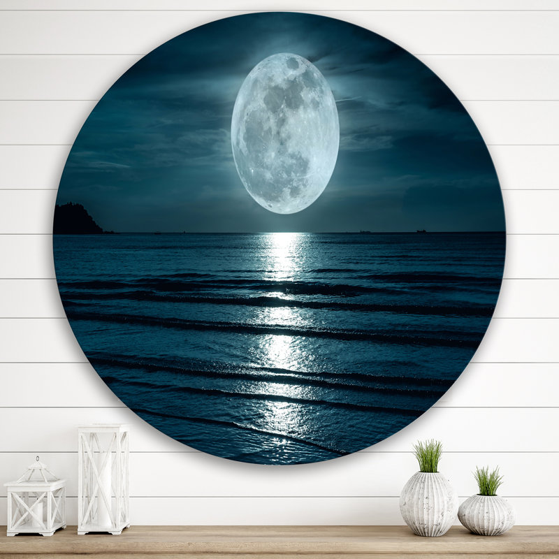 Super lune au-dessus de la mer I - art mural moderne en cercle métallique, H 29 po x l 29 po x P 1 po