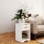Table de chevet blanche avec 2 tiroirs et rangement ouvert, poignées dorées, design contemporain pour chambre à coucher avec tablette, look moderne