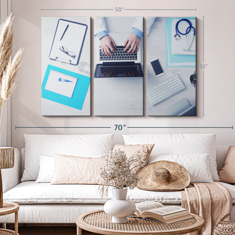 «Holiday Doctor» sur toile, H 32 po x l 50 po x P 1,25 po