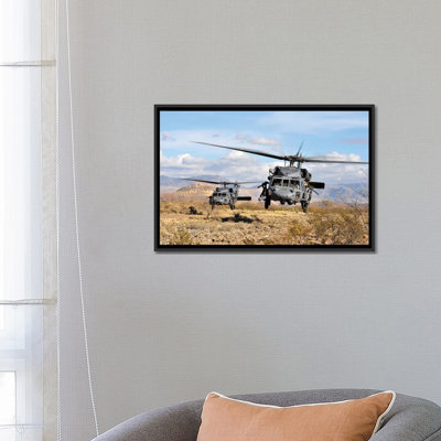 « two hh-60 pave hawk hélicoptères preparing to land » par stocktrek images, impression sur toile tendue