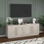 Meuble télé pour téléviseur de 75 po ou moins en blanc d'aulne avec rangement, tablettes réglables et gestion des câbles Tillman - Console multimédia transitionnelle avec quincaillerie en laiton pour le salon-1063894291