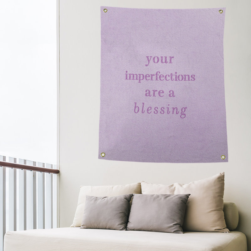 Tapisserie citation d’imperfections écrites en polyester, H 80 po x l 59 po, Violet