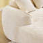 Canapé en forme de L beige en chenille qui s'agence bien avec n'importe quel salon. Il est doté d'une éponge hautement élastique pour une sensation d'assise confortable, d'accoudoirs courbés et de quatre coussins décoratifs.-2135227087