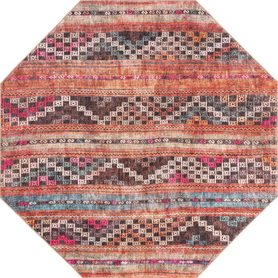 Tapis rouge à motif géométrique