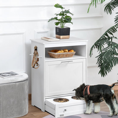 Station fonctionnelle pour animaux avec rangement, idéale pour garder les fournitures pour animaux organisées et fournir des solutions d'alimentation pratiques.