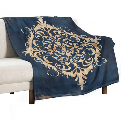 Jeté à motif damassé beige sur une luxueuse couverture en flanelle de textile bleu, couverture douce et chaude pour le canapé-lit du salon
