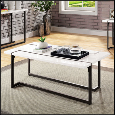 Table basse moderne avec plateau en laque et pieds en métal