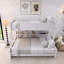Lit simple superposé au-dessus de grand lit blanc avec armoires de rangement et ports USB-804523629