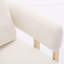 Chaise blanche avec pattes dorées et revêtement en molleton doux pour un confort optimal au bureau. Rembourrage moelleux et élégant en métal.