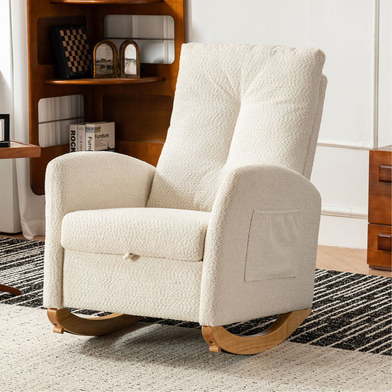 Chaise berçante avec repose-pieds et dossier haut, en bois d'hévéa et rembourrée pour une expérience d'assise confortable.