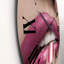 Femme rose avec un doigt sur la bouche - horloge murale moderne-60281031