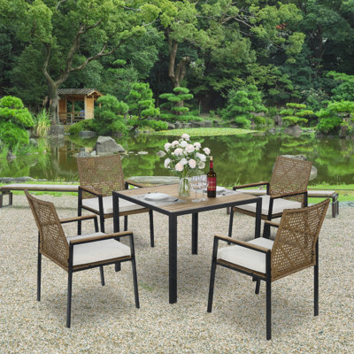 Ensemble repas de patio 5 pièces toutes saisons avec table en bois d'acacia et chaises en rotin, parfait pour les réceptions en plein air et la détente.