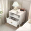 Table de chevet blanche moderne avec tiroir et tablette ouverte pour espaces compacts