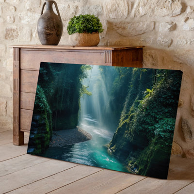 Toile, "Un paysage mystique serein avec une rivière étroite et sinueuse qui coule à travers une gorge verdoyante luxuriante"