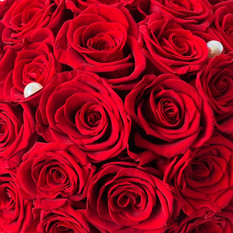 Arrangement floral rose en boîte