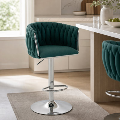 Ensemble de 2 tabourets de bar pivotants modernes en tissu vert avec dossier et repose-pieds tissés.