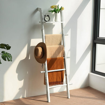 Échelle à couvertures avec tablette pour le salon, inclinée au mur, porte-couvertures avec 5 piquets pour serviettes, courtepointe et jetés, porte-couvertures en bois, blanc délavé