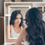 Coiffeuse de maquillage avec lumières en 3 couleurs et miroir ouvert, bureau de coiffeuse avec 4 tiroirs et 1 armoire et tablettes, commode de coiffeuse en rotin, pour chambre à coucher
