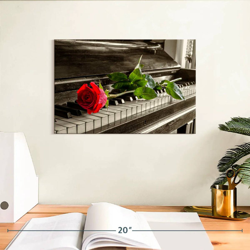 Harnek Rose au piano, H 8 po x l 12 po