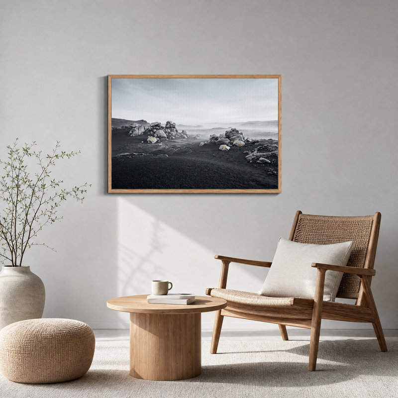 Toile murale représentant un paysage rocheux brumeux avec des accents dorés, 32"H x 48"W