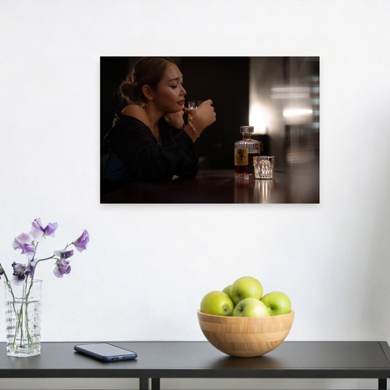Femme élégante au bar - Affiche murale contemporaine élégante, H 12 po x l 18 po