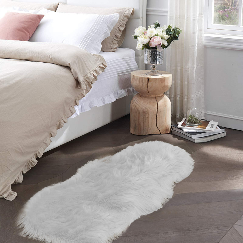 Tapis blanc en fausse fourrure Novelty Verlean, Nouveauté 2 pi x 4 pi