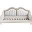Lit de jour simple avec structure en bois massif, finition et revêtement en chêne argenté, revêtement doux pour le confort du matelas, structure de base en matériau, teinte de finition, design sculpté pour les invités de nuit