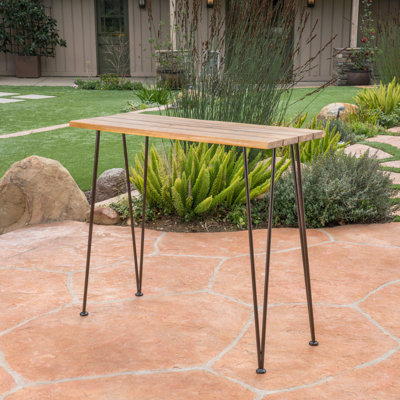 Table de bar en bois avec finition - structure en fer pour créer un espace extérieur invitant