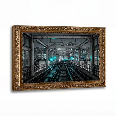 Tableau sur toile représentant des voies ferrées surélevées illuminées de turquoise dans une ville nocturne