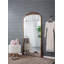 Magnifique miroir de plancher avec finition or antique, ajoutant une touche de luxe à n'importe quelle pièce