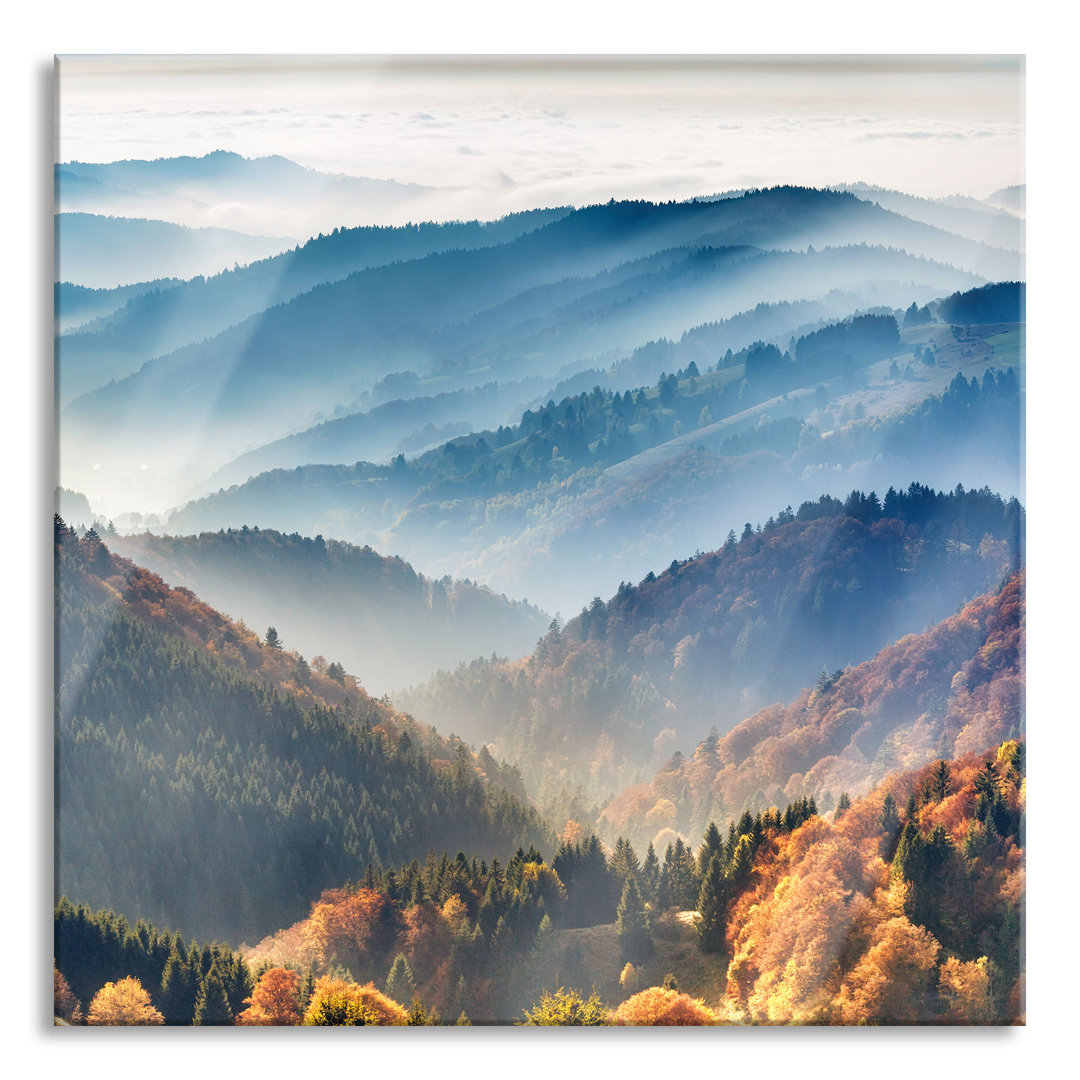 Glasbild Nebelige Berglandschaft im Herbst