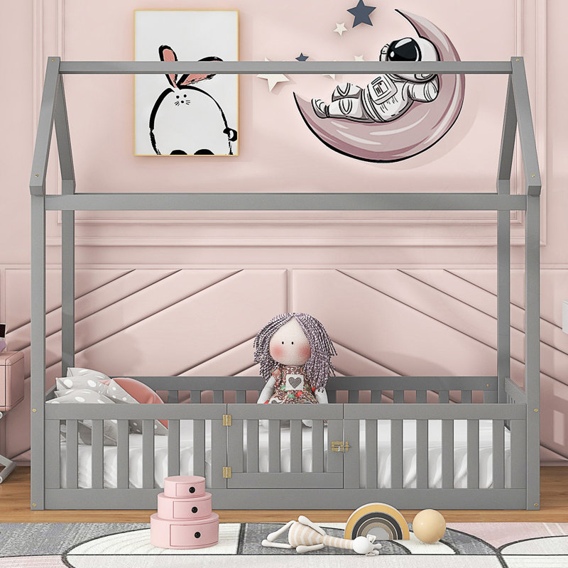 Lit simple en bois avec clôture et porte, Gris