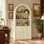 Armoire en arc avec tablettes ouvertes