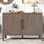 Buffet Farmhouse avec finition en placage de pin et stabilité réglable-888920812