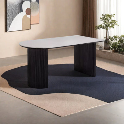 Une table de salle à manger en pierre robuste et durable