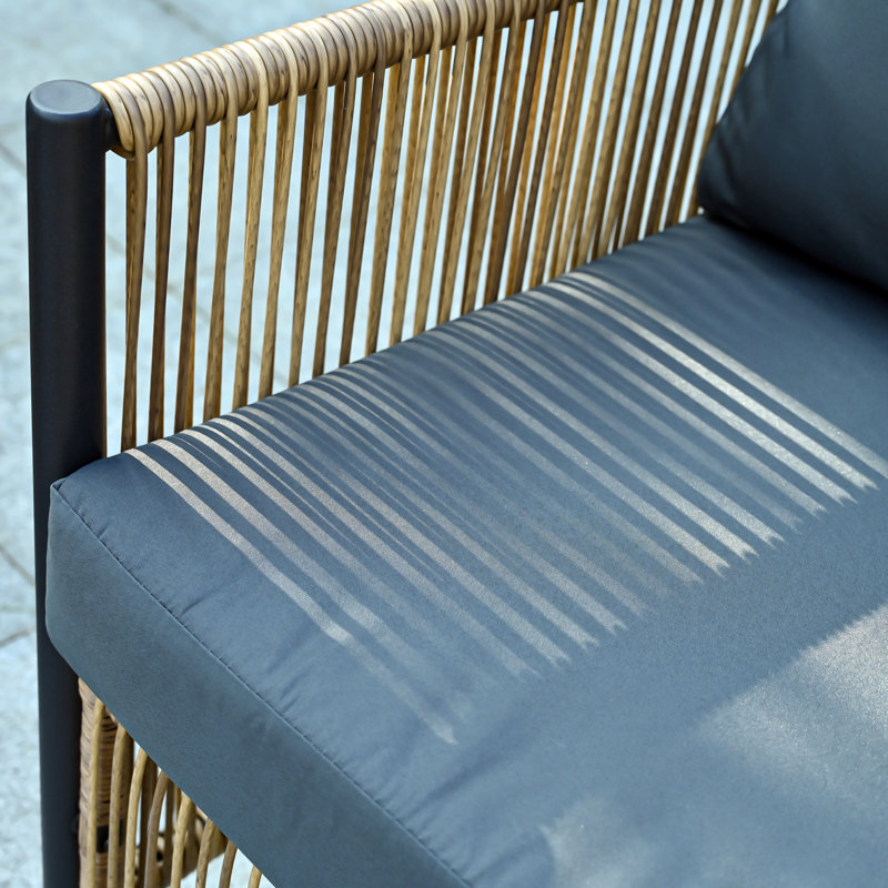 Jardin d'extérieur avec coussins gris et table - Construction, look moderne pour 2 options de rangement compactes