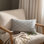 Coussin décoratif en velours brodé argenté 22 x 15 po Aumont