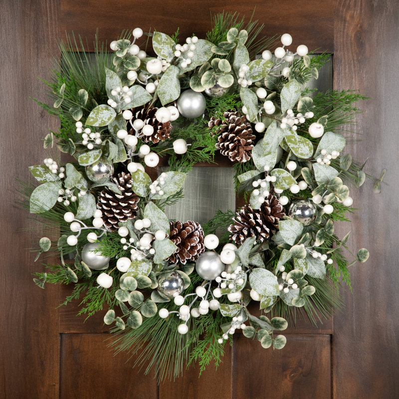 Couronne de Noël artificielle mixte en pin avec pommes de pin et ornements - 28 po - non éclairée