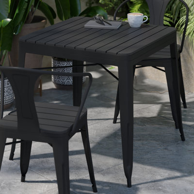 Table de patio intérieure / extérieure commerciale en acier avec plateau en lattes de polyester